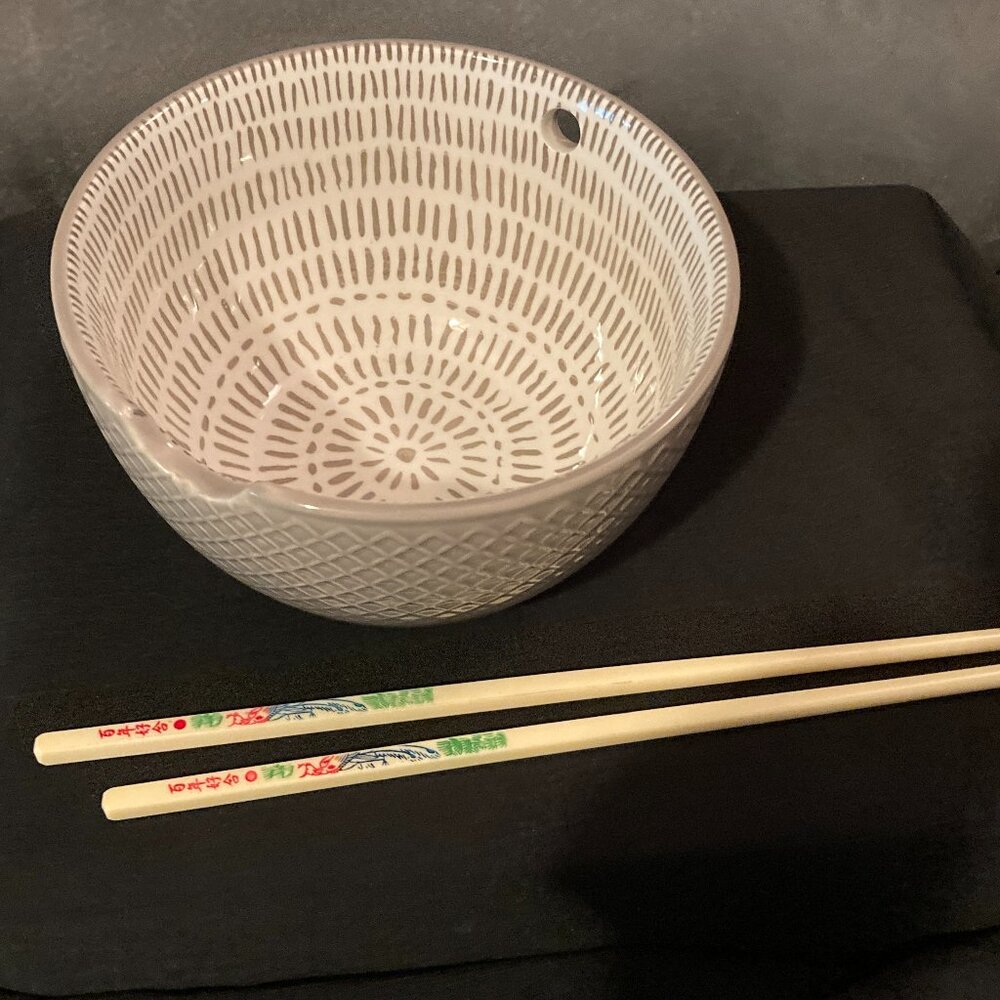 SignatureHousewares Grey/White 6.25"D Textured Noodle Bowl+Restaurant Chopsticks